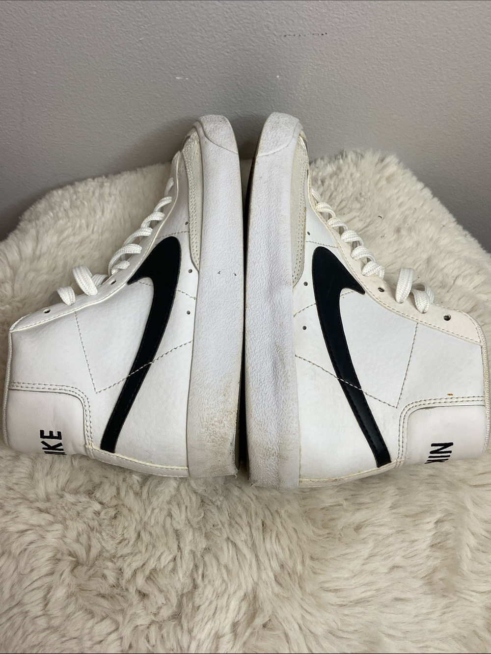 Nike White High-Top Sneakers with Black Swoosh and Red Tongue Logo - Picture 11 of 11